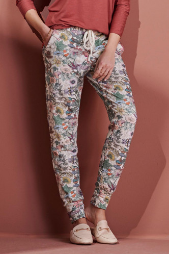 Abbildung zu Jules Marlene Trousers Long (401726-309) der Marke ESSENZA aus der Serie Loungewear 2021-2