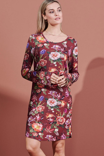 Abbildung zu Elm Scarlett Dress Long Sleeve (401711-328) der Marke ESSENZA aus der Serie Loungewear 2021-2