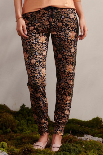 Abbildung zu Jules Ophelia Trousers Long (100613-169) der Marke ESSENZA aus der Serie Loungewear 2022
