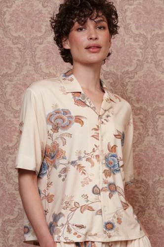 Abbildung zu Flora Cece Fiore Top Short Sleeve (51512464-467) der Marke Pip Studio aus der Serie Loungewear 2023