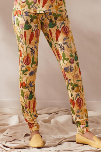 Abbildung zu Jules Phaedra Trousers Long sahara (100985-565) der Marke ESSENZA aus der Serie Loungewear 2023