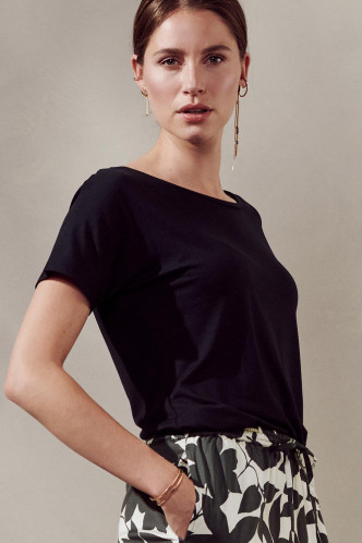 Abbildung zu Ellen Uni Kurzarmshirt (101525-100) der Marke ESSENZA aus der Serie Loungewear 4